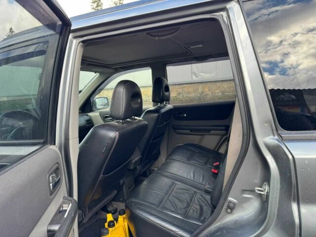 Серый Ниссан ИксТрейл, объемом двигателя 2.2 л и пробегом 292 тыс. км за 3200 $, фото 7 на Automoto.ua