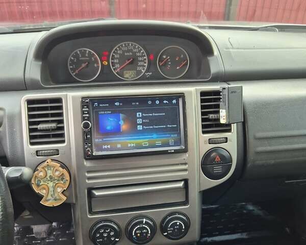 Серый Ниссан ИксТрейл, объемом двигателя 2.2 л и пробегом 383 тыс. км за 6000 $, фото 3 на Automoto.ua