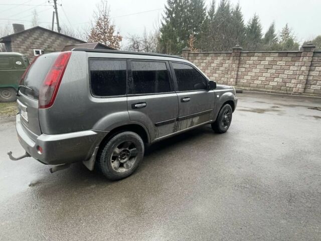 Серый Ниссан ИксТрейл, объемом двигателя 2 л и пробегом 303 тыс. км за 3600 $, фото 1 на Automoto.ua