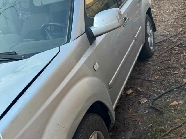 Серый Ниссан ИксТрейл, объемом двигателя 2.2 л и пробегом 350 тыс. км за 3600 $, фото 2 на Automoto.ua