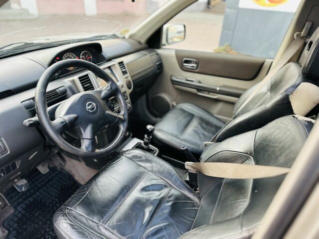 Серый Ниссан ИксТрейл, объемом двигателя 2.2 л и пробегом 280 тыс. км за 3400 $, фото 12 на Automoto.ua