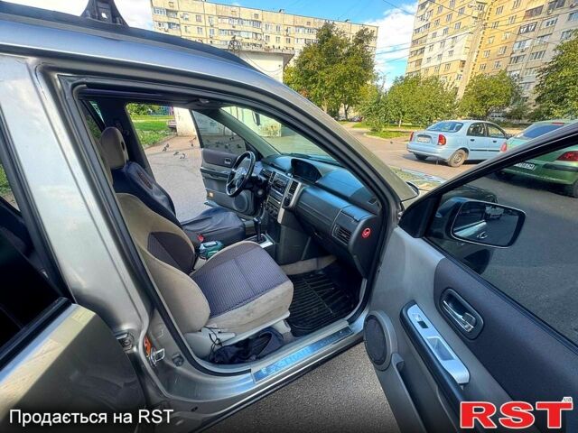Серый Ниссан ИксТрейл, объемом двигателя 2 л и пробегом 283 тыс. км за 6500 $, фото 4 на Automoto.ua