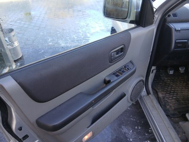 Серый Ниссан ИксТрейл, объемом двигателя 0 л и пробегом 200 тыс. км за 2100 $, фото 5 на Automoto.ua