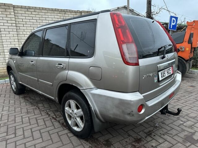 Сірий Ніссан ІксТрейл, об'ємом двигуна 2.2 л та пробігом 258 тис. км за 3800 $, фото 4 на Automoto.ua