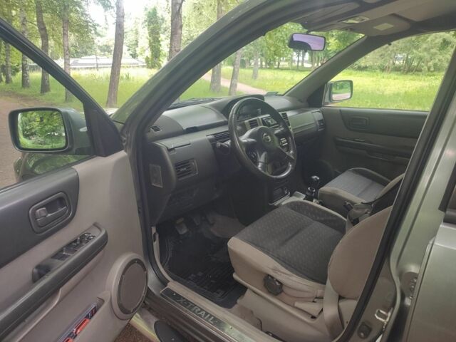 Серый Ниссан ИксТрейл, объемом двигателя 2.2 л и пробегом 300 тыс. км за 4900 $, фото 3 на Automoto.ua