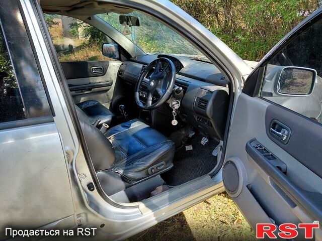 Серый Ниссан ИксТрейл, объемом двигателя 2.2 л и пробегом 179 тыс. км за 3320 $, фото 7 на Automoto.ua