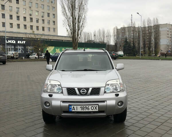 Серый Ниссан ИксТрейл, объемом двигателя 2 л и пробегом 192 тыс. км за 6600 $, фото 1 на Automoto.ua