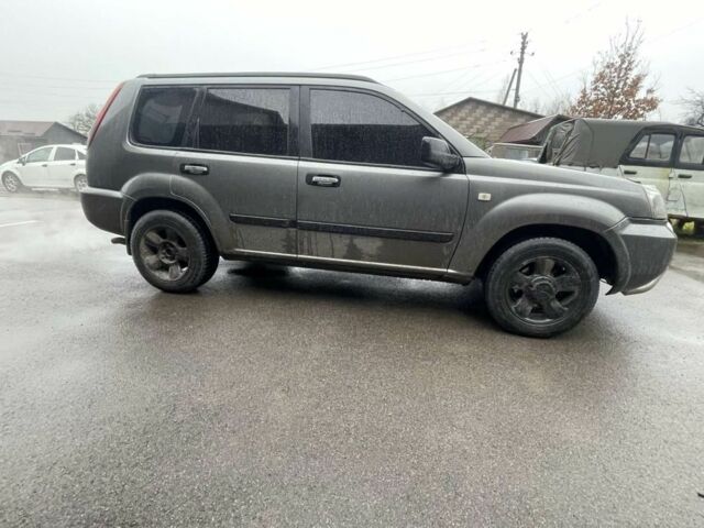 Серый Ниссан ИксТрейл, объемом двигателя 2 л и пробегом 303 тыс. км за 3600 $, фото 2 на Automoto.ua