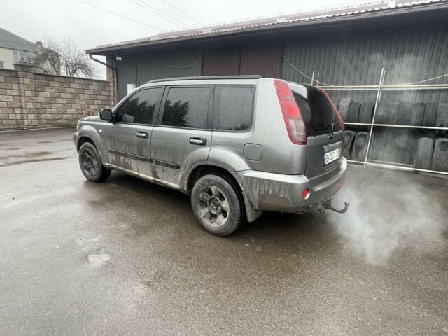 Серый Ниссан ИксТрейл, объемом двигателя 2 л и пробегом 303 тыс. км за 3600 $, фото 5 на Automoto.ua