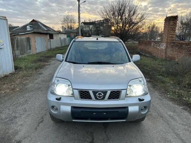 Сірий Ніссан ІксТрейл, об'ємом двигуна 2.2 л та пробігом 318 тис. км за 3300 $, фото 2 на Automoto.ua