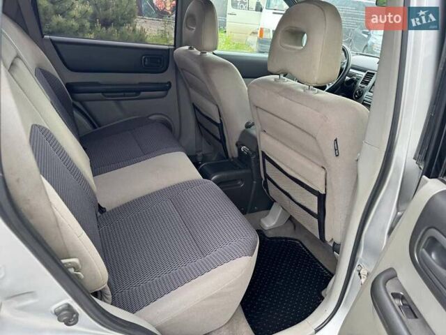 Серый Ниссан ИксТрейл, объемом двигателя 2 л и пробегом 209 тыс. км за 6800 $, фото 13 на Automoto.ua