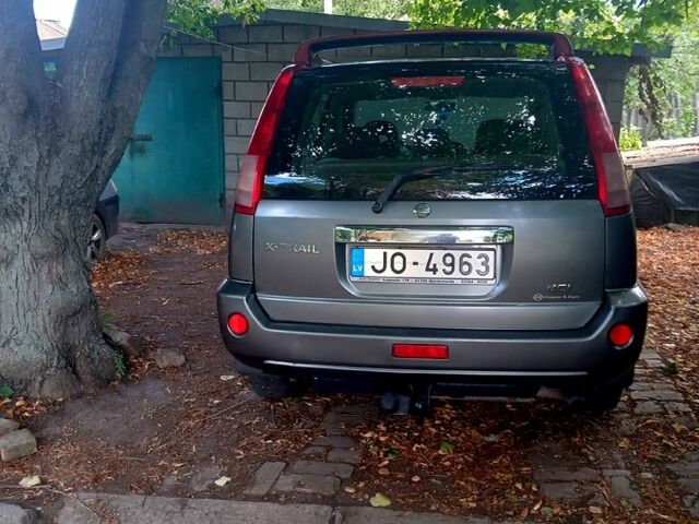 Серый Ниссан ИксТрейл, объемом двигателя 2.2 л и пробегом 255 тыс. км за 4000 $, фото 2 на Automoto.ua