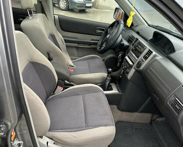 Серый Ниссан ИксТрейл, объемом двигателя 2.18 л и пробегом 308 тыс. км за 5100 $, фото 7 на Automoto.ua