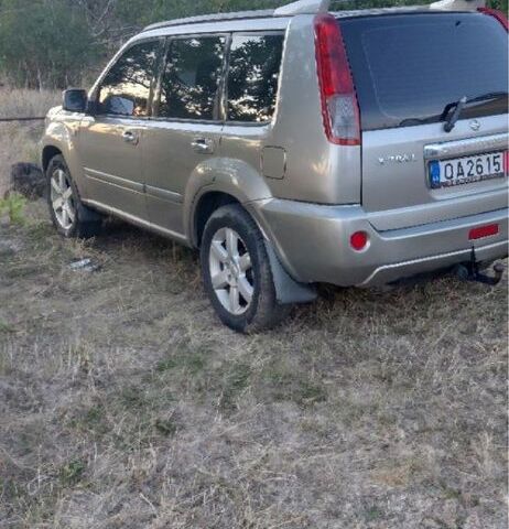 Серый Ниссан ИксТрейл, объемом двигателя 2.2 л и пробегом 380 тыс. км за 3500 $, фото 2 на Automoto.ua