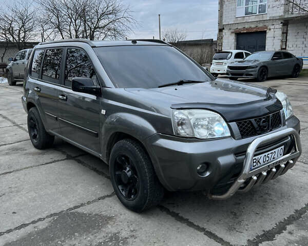Серый Ниссан ИксТрейл, объемом двигателя 2 л и пробегом 303 тыс. км за 4699 $, фото 1 на Automoto.ua
