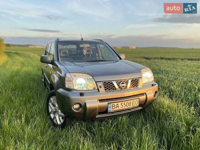 Серый Ниссан ИксТрейл, объемом двигателя 2.5 л и пробегом 360 тыс. км за 6417 $, фото 3 на Automoto.ua