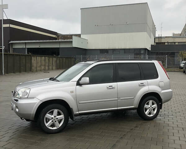 Серый Ниссан ИксТрейл, объемом двигателя 2 л и пробегом 192 тыс. км за 6600 $, фото 2 на Automoto.ua