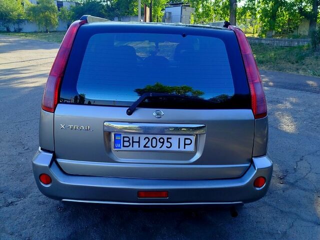 Серый Ниссан ИксТрейл, объемом двигателя 2 л и пробегом 240 тыс. км за 4200 $, фото 2 на Automoto.ua