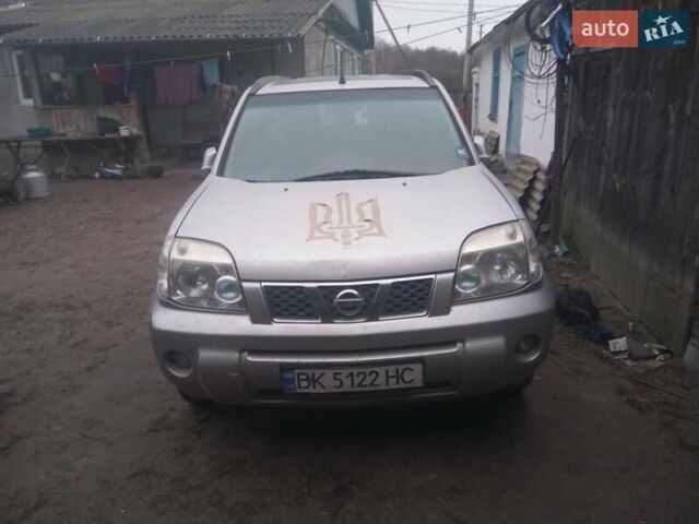 Сірий Ніссан ІксТрейл, об'ємом двигуна 2.2 л та пробігом 300 тис. км за 5000 $, фото 2 на Automoto.ua