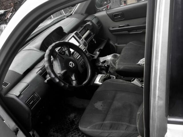 Серый Ниссан ИксТрейл, объемом двигателя 2 л и пробегом 240 тыс. км за 2500 $, фото 7 на Automoto.ua