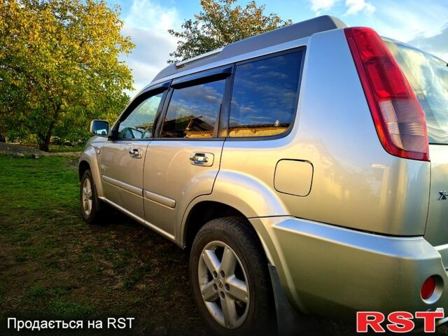 Серый Ниссан ИксТрейл, объемом двигателя 2 л и пробегом 208 тыс. км за 7300 $, фото 2 на Automoto.ua