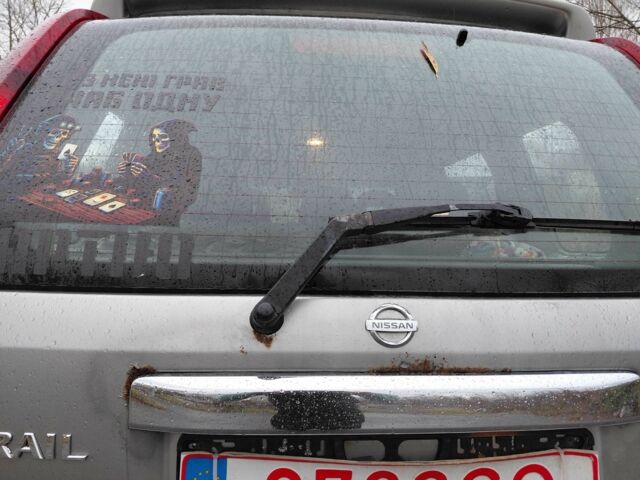 Серый Ниссан ИксТрейл, объемом двигателя 2.2 л и пробегом 485 тыс. км за 3500 $, фото 7 на Automoto.ua