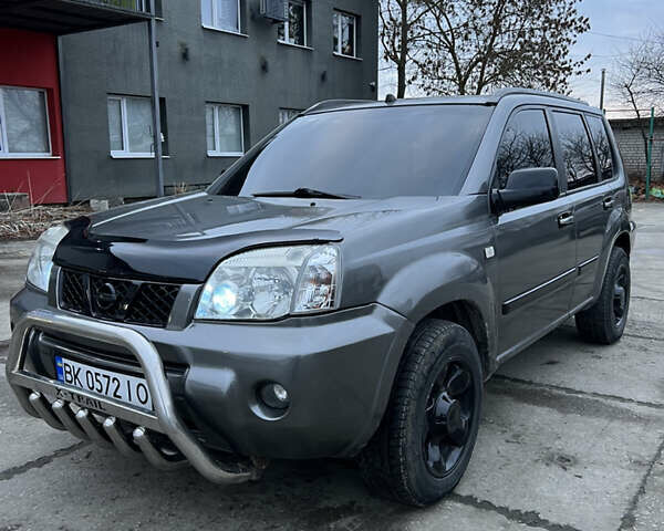 Серый Ниссан ИксТрейл, объемом двигателя 2 л и пробегом 303 тыс. км за 4699 $, фото 4 на Automoto.ua