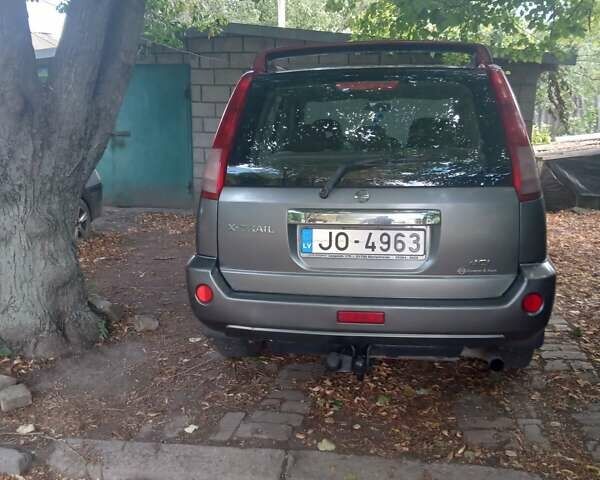 Сірий Ніссан ІксТрейл, об'ємом двигуна 2.2 л та пробігом 250 тис. км за 3800 $, фото 3 на Automoto.ua