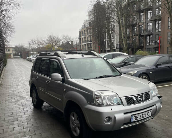 Серый Ниссан ИксТрейл, объемом двигателя 2 л и пробегом 208 тыс. км за 6600 $, фото 2 на Automoto.ua
