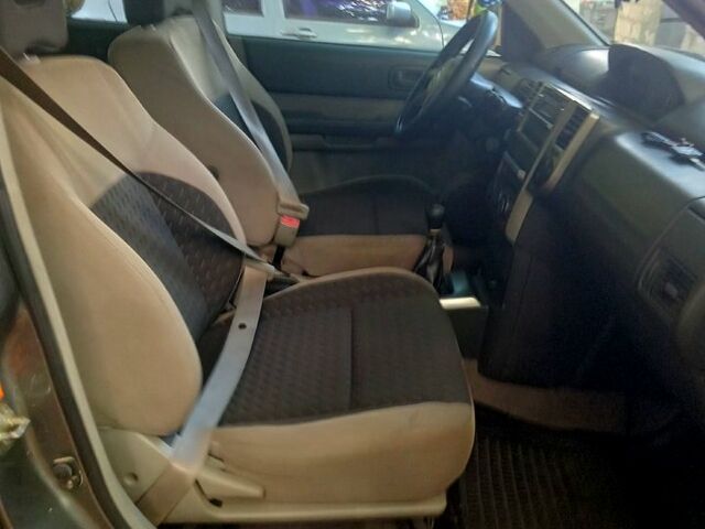 Серый Ниссан ИксТрейл, объемом двигателя 2.2 л и пробегом 255 тыс. км за 4000 $, фото 4 на Automoto.ua