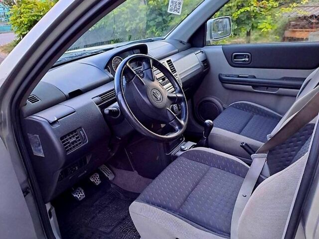 Серый Ниссан ИксТрейл, объемом двигателя 2 л и пробегом 214 тыс. км за 6585 $, фото 4 на Automoto.ua