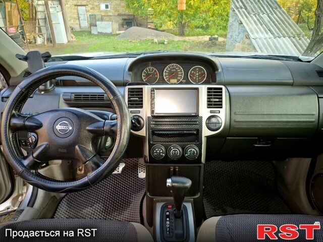 Серый Ниссан ИксТрейл, объемом двигателя 2 л и пробегом 208 тыс. км за 7300 $, фото 5 на Automoto.ua