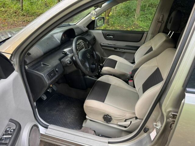 Сірий Ніссан ІксТрейл, об'ємом двигуна 0 л та пробігом 240 тис. км за 3999 $, фото 5 на Automoto.ua