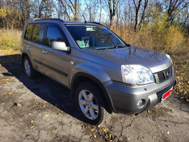 Серый Ниссан ИксТрейл, объемом двигателя 2.2 л и пробегом 286 тыс. км за 6000 $, фото 1 на Automoto.ua