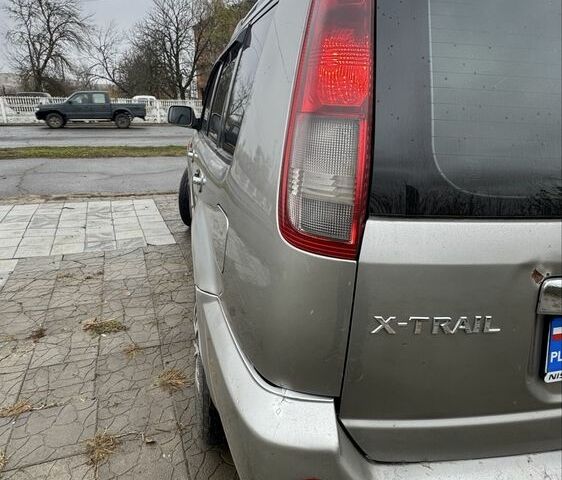 Сірий Ніссан ІксТрейл, об'ємом двигуна 2.2 л та пробігом 415 тис. км за 2380 $, фото 3 на Automoto.ua