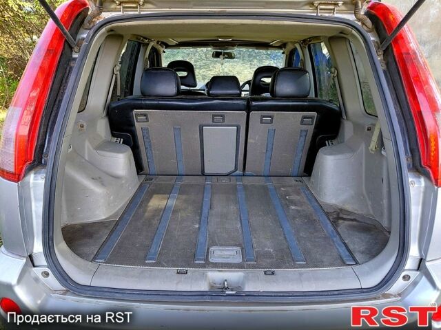 Серый Ниссан ИксТрейл, объемом двигателя 2.2 л и пробегом 179 тыс. км за 3320 $, фото 5 на Automoto.ua