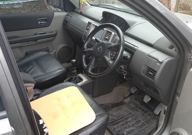 Серый Ниссан ИксТрейл, объемом двигателя 2.2 л и пробегом 200 тыс. км за 2300 $, фото 2 на Automoto.ua