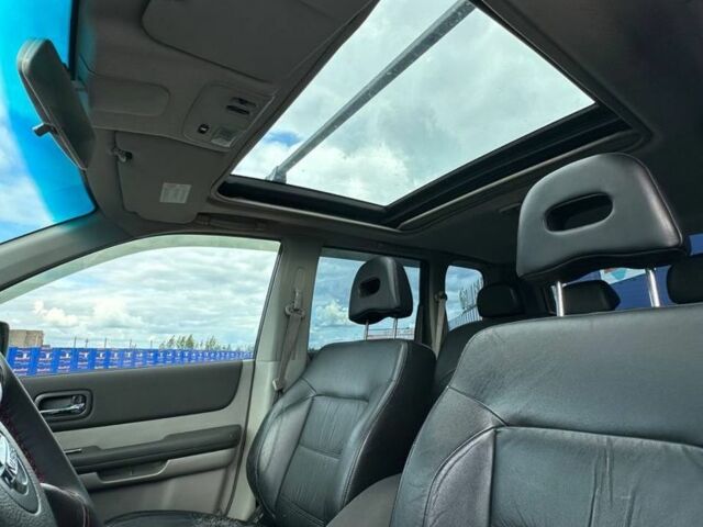 Серый Ниссан ИксТрейл, объемом двигателя 2.2 л и пробегом 230 тыс. км за 3899 $, фото 5 на Automoto.ua