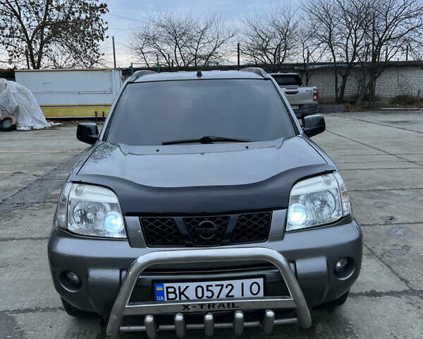 Серый Ниссан ИксТрейл, объемом двигателя 2 л и пробегом 303 тыс. км за 4699 $, фото 2 на Automoto.ua