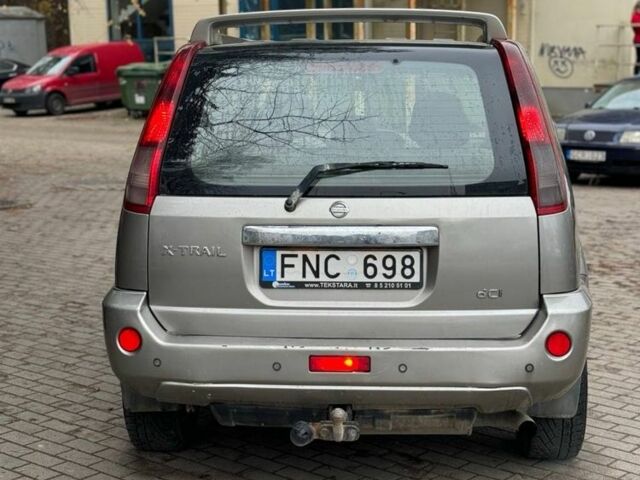 Серый Ниссан ИксТрейл, объемом двигателя 2.2 л и пробегом 191 тыс. км за 4600 $, фото 6 на Automoto.ua