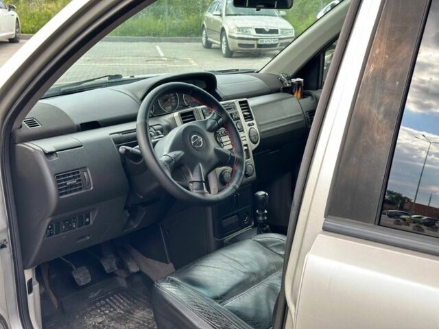 Серый Ниссан ИксТрейл, объемом двигателя 2.2 л и пробегом 230 тыс. км за 3899 $, фото 7 на Automoto.ua