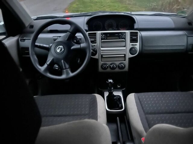 Серый Ниссан ИксТрейл, объемом двигателя 2.2 л и пробегом 267 тыс. км за 4400 $, фото 12 на Automoto.ua