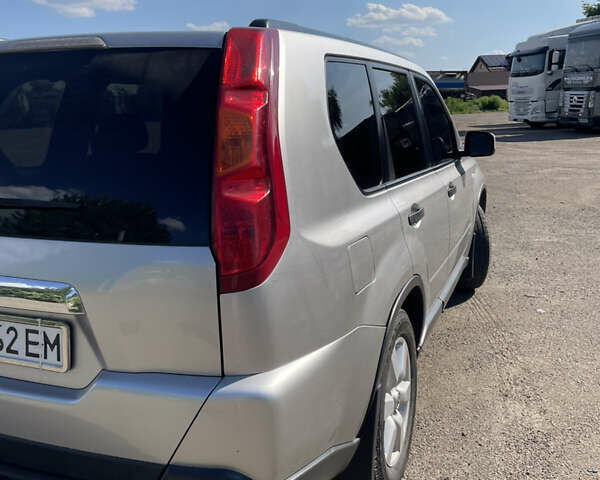 Серый Ниссан ИксТрейл, объемом двигателя 2.49 л и пробегом 248 тыс. км за 9800 $, фото 8 на Automoto.ua