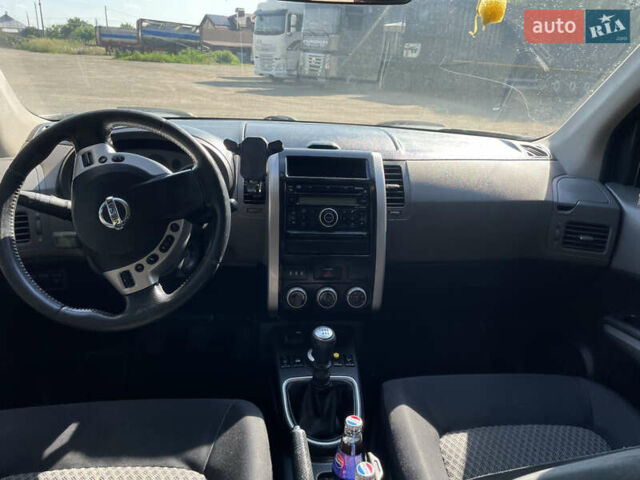 Серый Ниссан ИксТрейл, объемом двигателя 2.49 л и пробегом 248 тыс. км за 9800 $, фото 9 на Automoto.ua