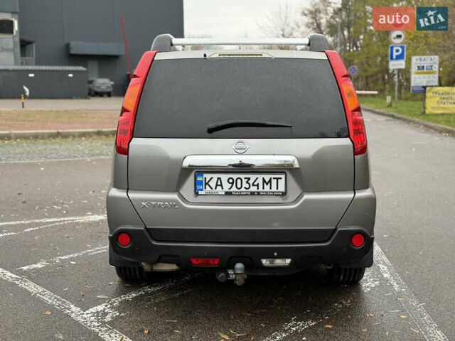Сірий Ніссан ІксТрейл, об'ємом двигуна 2 л та пробігом 239 тис. км за 8200 $, фото 4 на Automoto.ua