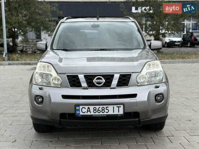 Серый Ниссан ИксТрейл, объемом двигателя 2 л и пробегом 225 тыс. км за 8800 $, фото 3 на Automoto.ua