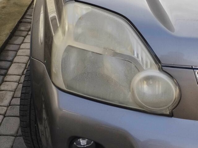 Серый Ниссан ИксТрейл, объемом двигателя 2 л и пробегом 173 тыс. км за 9200 $, фото 2 на Automoto.ua