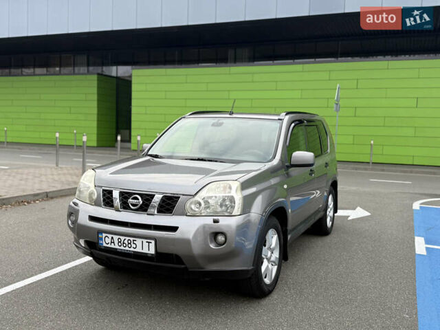 Серый Ниссан ИксТрейл, объемом двигателя 2 л и пробегом 235 тыс. км за 8300 $, фото 2 на Automoto.ua