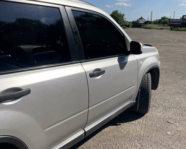 Серый Ниссан ИксТрейл, объемом двигателя 2.49 л и пробегом 248 тыс. км за 9800 $, фото 7 на Automoto.ua