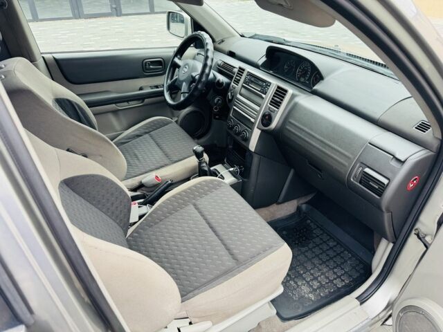 Серый Ниссан ИксТрейл, объемом двигателя 2.2 л и пробегом 170 тыс. км за 4250 $, фото 11 на Automoto.ua